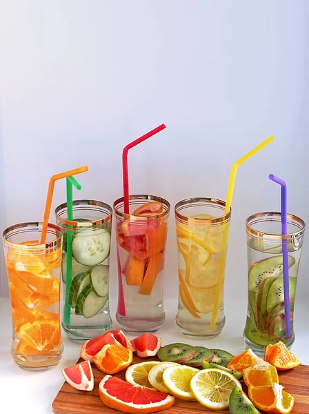 Ontgiftende Water Glazen Met Rietjes Van Verschillende Soorten Groenten Fruit — Stockfoto