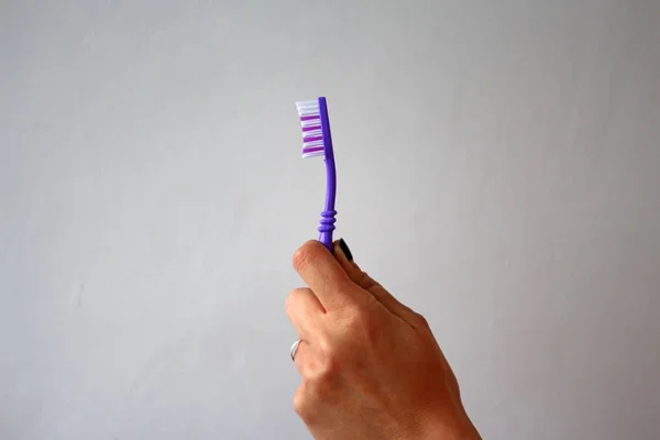 Зубная Щетка Руках Женщины Белом Фоне — стоковое фото
