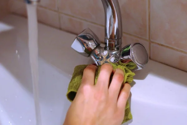 Mujer Joven Ama Casa Lava Fregadero Sin Guantes — Foto de Stock