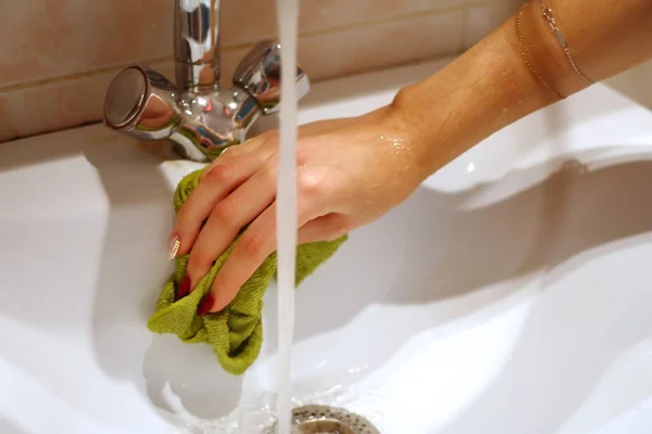 年轻的女家庭主妇不用手套就洗水槽 — 图库照片