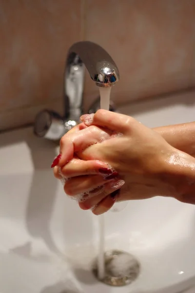 Mulher Lava Mãos Com Sabão Água Corrente Torneira — Fotografia de Stock
