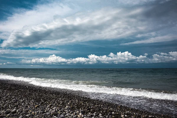 yüksek dalgalar kıyıya ve ilginç bir gökyüzü karşı çökmesini ile deniz