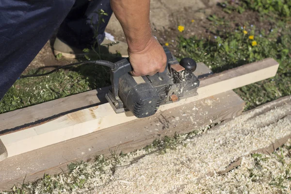 Carpenter Funguje Elektrický Hoblík Dřevěném Prkénku Ulici — Stock fotografie