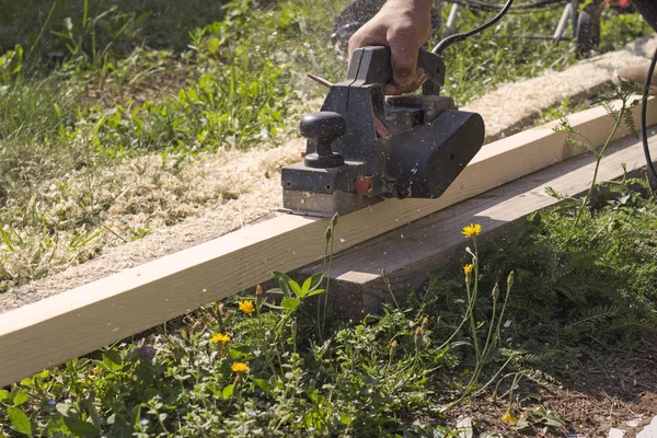 Menuisier Travaille Avec Une Raboteuse Électrique Sur Une Planche Bois — Photo