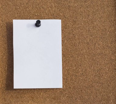 beyaz kağıt bir mantar pano bağlı boş bir levha