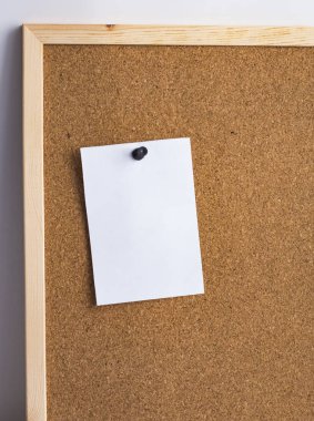 mantar pano asılı beyaz kağıdın