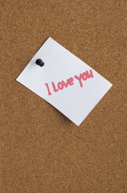 Aşk bir mantar pano bağlı Bildirgesi ile kağıt levha