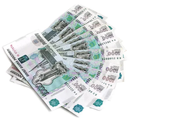 Beyaz bir arka plan üzerinde Rus banknotlar düzenlendiği