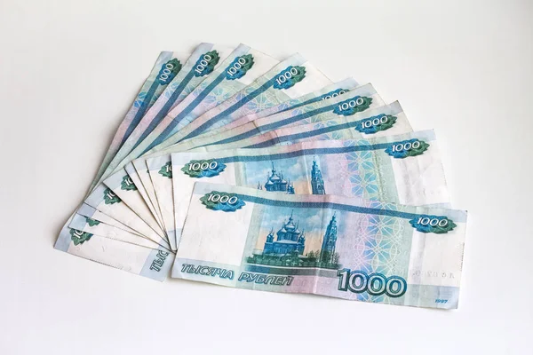 Beyaz bir arka plan üzerinde bin dolarlık banknottan Rus banknotlar