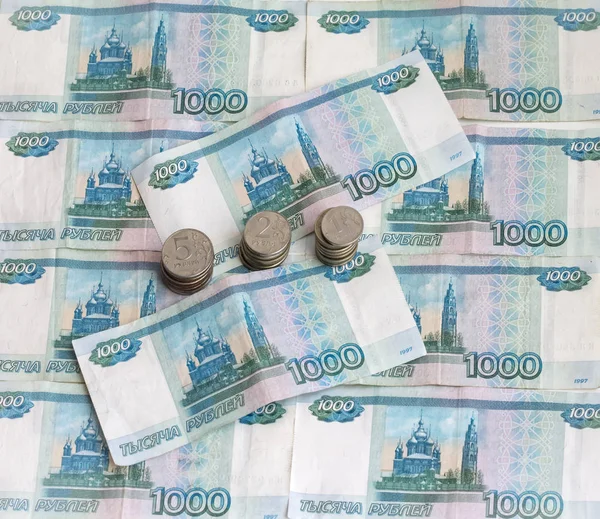 Fondo Billetes Rusos Con Monedas —  Fotos de Stock
