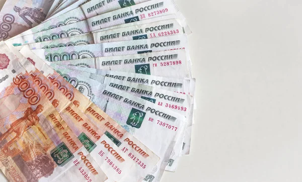 Yakın çekim Rus ruble beş bin ve bin ruble. Mali kavramı.