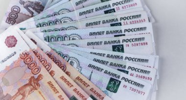 Beyaz arka plan üzerinde Rus ruble