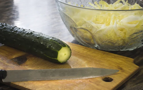 Čerstvá Okurka Nožem Krájení Salátu Desce — Stock fotografie