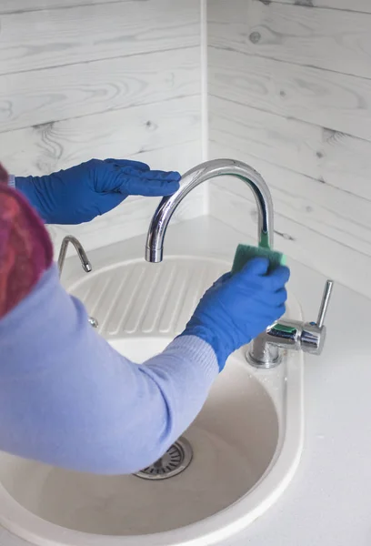Κουζίνα Καθαρισμός Γυναίκα Μπλε Λαστιχένια Γάντια Καθαρίζει Βρύση Κουζίνας — Φωτογραφία Αρχείου