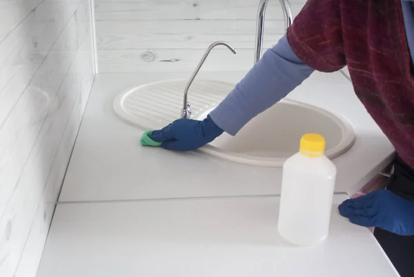 清洁和卫生的概念 一个女人用橡胶手套清洁厨房 — 图库照片