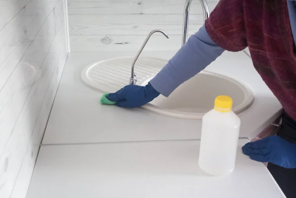 Das Konzept Der Sauberkeit Und Hygiene Eine Frau Reinigte Die — Stockfoto