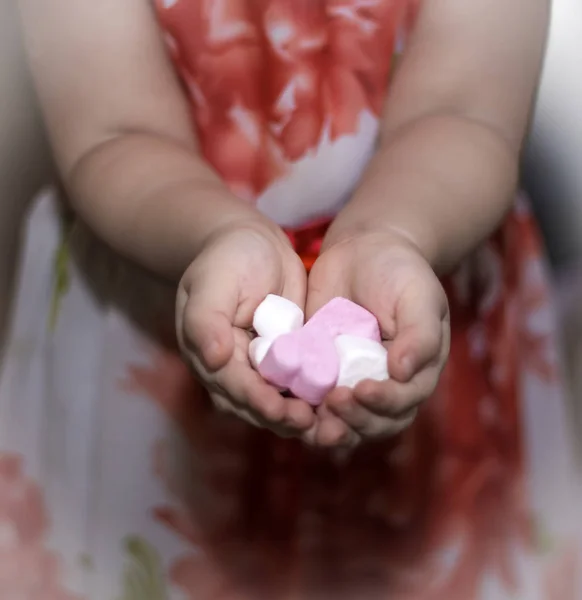 Das Kind Hält Rosa Und Weiße Herzen Symbol Für Liebe — Stockfoto