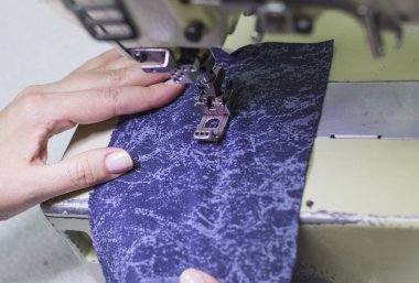 İşyerinde çalışan dikiş üretim dikiş makinesi ayarlar