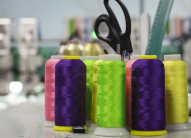 bir iş parçacığı brode makinesi bakan koni üzerinde asidik gölgeler