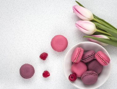 Beyaz arka plan üzerinde macaroons ile hassas laleler