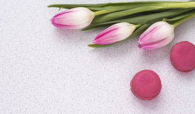 Mor Badem Çerezler, açık renkli kopya alanı üzerinde Pembe Lale buketi