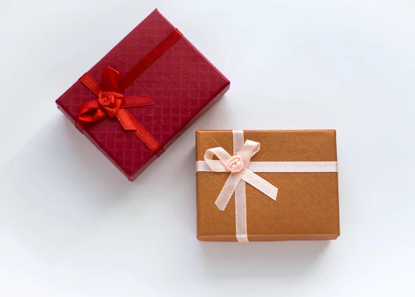 Dos cajas de regalo en rojo y naranja sobre fondo blanco — Foto de Stock