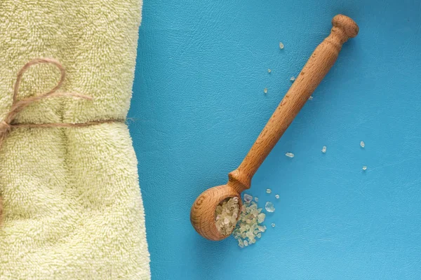 Зеленая соль для СПА в ложке, с игрушкой, вид сверху — стоковое фото