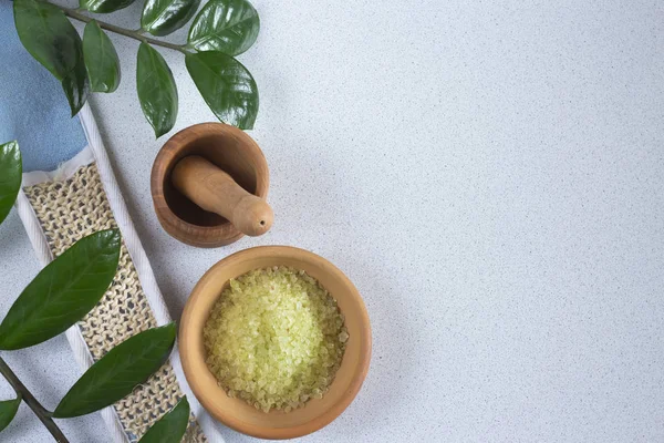 Green salt Spa in the bowl, the layout,with a wooden mortar, view from above — Stock Photo, Image