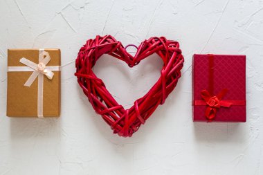 Üstten Görünüm, düz ile kalpli hediye kutuları yatıyordu