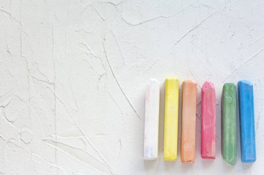 boya kalemi kopya alanı ile beyaz arka plan üzerinde renkli bebek