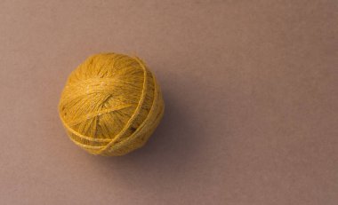 sarı sarı bir arka plan iş parçacığında bir arapsaçı