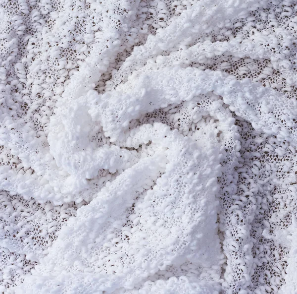 Fondo texturizado de tela blanca retorcida en una espiral.close up — Foto de Stock