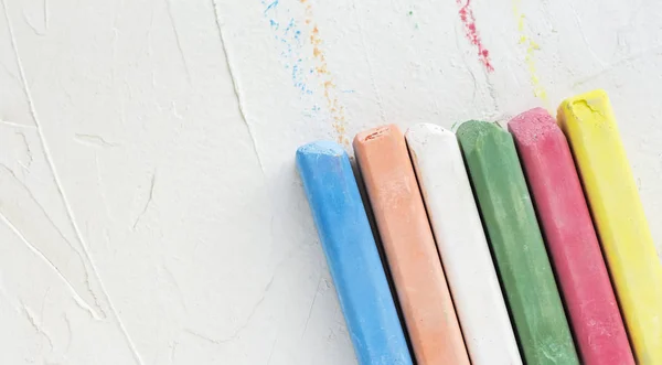 Crayons de couleur gros plan sur fond texturé blanc avec espace de copie — Photo