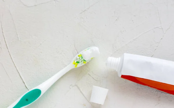 Toothbrush and toothpaste on white textured background.copy space — Stock Photo, Image