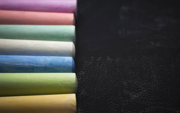 Buntstifte für Kinder auf schwarzem Hintergrund, unterlegt mit einer Kopie des Raumes — Stockfoto