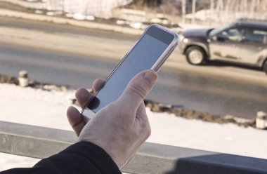 Erkek el road.the kavramı bu görüntülü konuşma veya fotoğraf arka plan üzerinde bir akıllı telefon ile