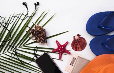 düz düzen, tropikal arka plan, seyahat ve beyaz arka plan üzerinde akıllı telefon ile plaj tatil konsepti