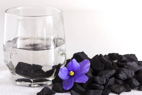 Su temizliği ve beslenmesi için bir bardak suda shungite taşları ,yakın çekim