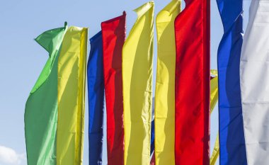 mavi gökyüzü arka planda renkli tatil bayrakları