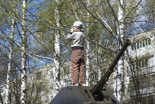 Un niño juega en la torre del tanque. Los niños juegan en una máquina militar. Rusia Chuvashia — Foto de Stock