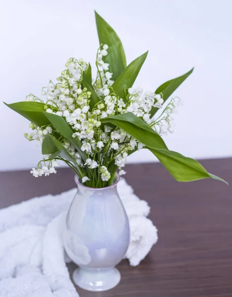 Boeket van witte lelies van de vallei in een vaas met een blauwe gradiënt — Stockfoto