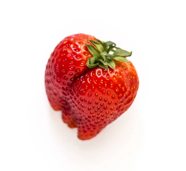 红色成熟草莓，白色背景隔离 — 图库照片