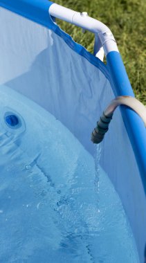 Hortumdan havuza akan su, dolum, servis