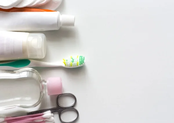 A testápolást szolgáló higiéniai termékek fehér alapon — Stock Fotó