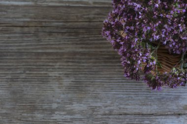 kopya alanı üst görünümü ile ahşap arka plan üzerinde sepet içinde çim kekik