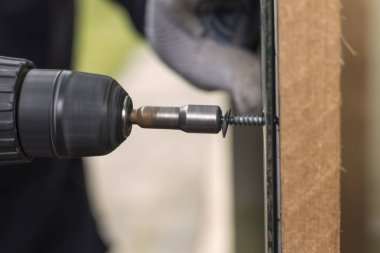 bir elektrikli tornavida çalışma süreci, duvara vida kesme