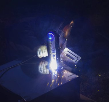 kaynak, profesyonel bir kaynakçı gelen parlak ışık