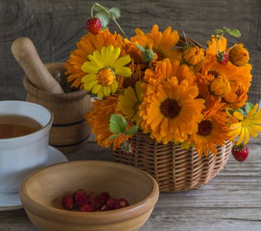 tıbbi bitki calendula ve bal ile çilek geleneksel olmayan ilaç çay