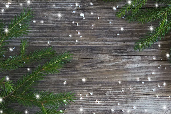 冬の休日の概念、コピースペースと木製の背景に氷の結晶と雪片やモミの枝のフレーム — ストック写真