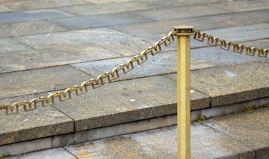 Moskova'nın kırmızı kare üzerinde bir metal zincir ile sütun